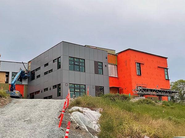 山上一栋两层楼的建筑——一半是灰色，一半是橙色