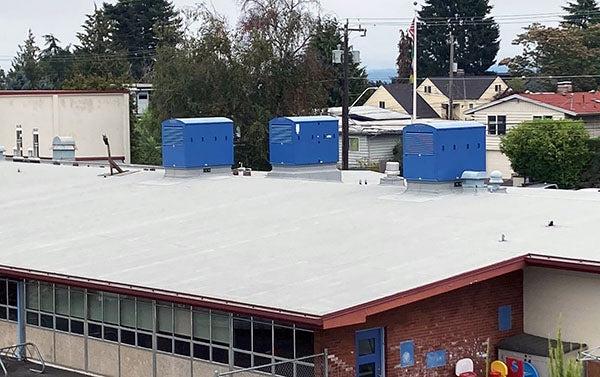 蓝色的盒子放在平坦的屋顶上