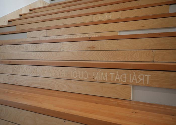 一个专为坐而设计的木制楼梯上有几种语言的文字